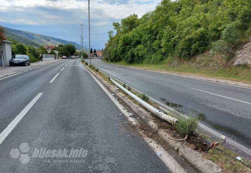 Mostar: Vozilom srušila banderu